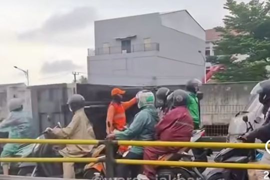 Sebuah truk boks terguling di Cengkareng Jakarta Barat, Kamis pagi