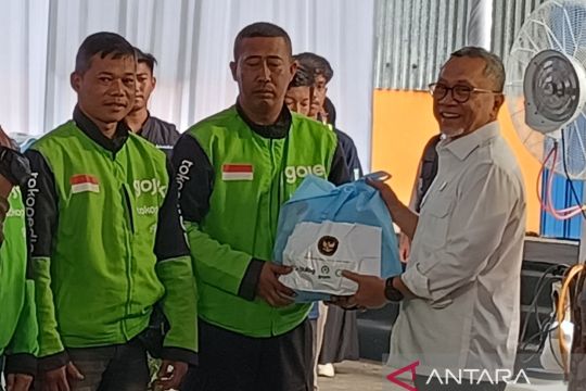 Kemenko Pangan-Bulog membagikan 500 paket sembako untuk ojol di Semarang