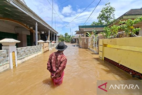 Banjir 3 hari lumpuhkan aktivitas warga Padarincang