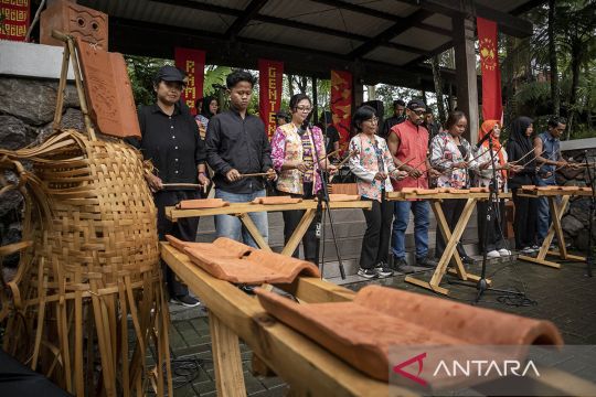 Pertunjukan rampak genteng di Dusun Bambu
