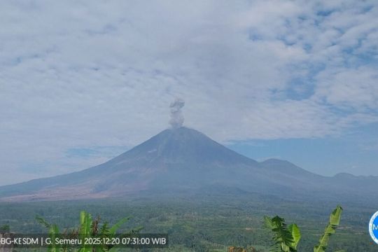 Gunung Semeru hari ini kembali erupsi dengan letusan setinggi 1.000 meter