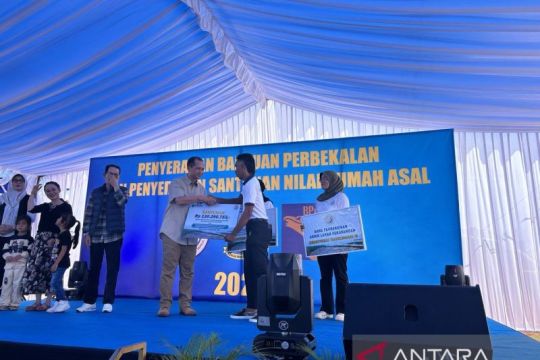 Di Batam, Mentrans serahkan bantuan santunan nilai rumah asal warga Rempang