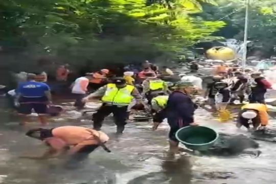 Lokasi pemandian Pancuran 13 Guci Tegal tutup dampak banjir bandang