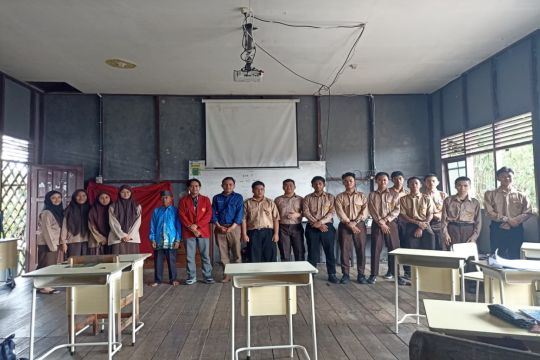 Tim UMPR riset model pembelajaran di Kelas X MA