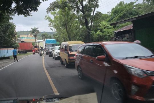 Pengaspalan di Parepare saat jam sibuk sebabkan kemacetan parah