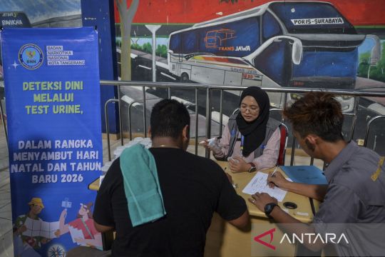 Tes urine pengemudi bus di Terminal Poris Plawad