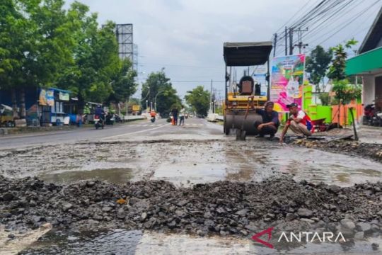 Lima titik kerusakan di Jalan Gatot Subroto Blora mulai diperbaiki