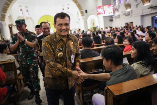Gubernur Jateng sapa jemaat misa Natal di Gereja Katedral Semarang