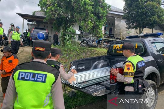Polisi salurkan bantuan seng korban angin kencang di Wonosobo