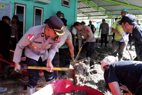 Polisi bersihkan material longsor pulihkan fasilitas kesehatan