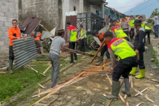 Pleton Siaga Bhayangkara Wonosobo bantu evakuasi  korban bencana