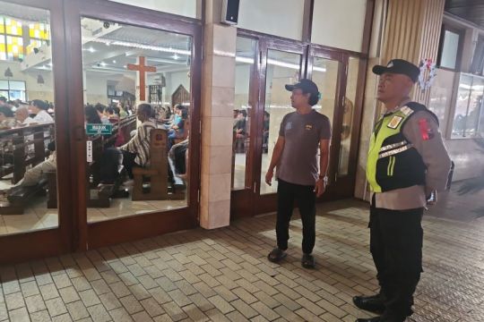 Polresta Banyumas melakukan pengamanan gereja selama Operasi Lilin 2025