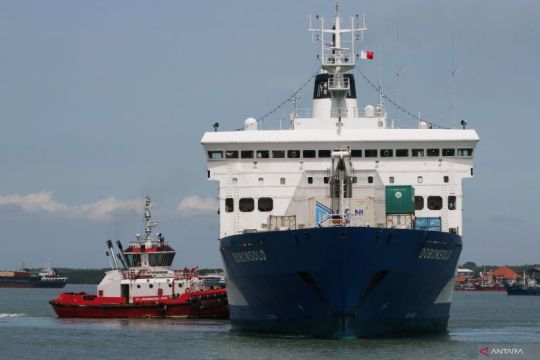 Arus penumpang kapal di Pelabuhan Tanjung Perak