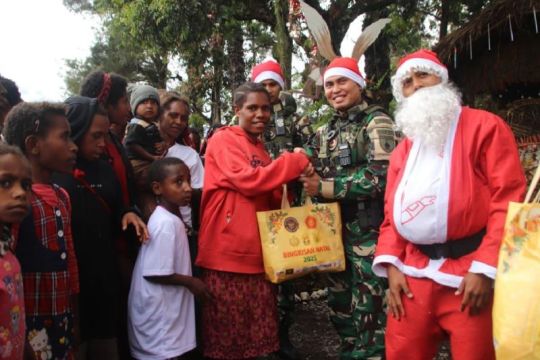 Prajurit TNI Satgas Yonif 521/DY bagikan 1.000 paket Natal di Tanah Papua