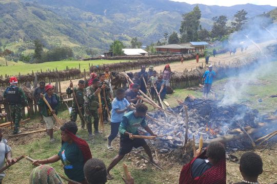 Prajurit TNI Satgas Yonif 511/DY ajak warga Lanny Jaya doa bersama sambut 2026