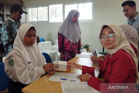 Pemkab Kudus menyalurkan beasiswa senilai Rp100 juta untuk 100 siswa