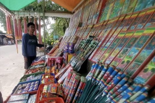Penjualan kembang api di Sampit merosot jelang Tahun Baru 2026