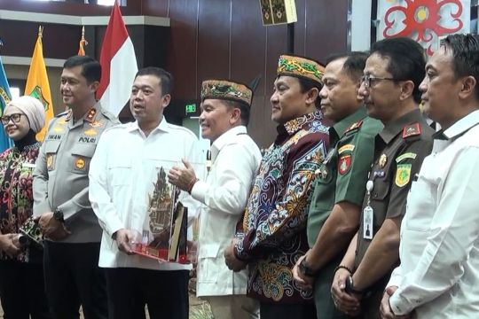 Menteri ATR/Kepala BPN serahkan 18 sertipikat tanah di Kalteng