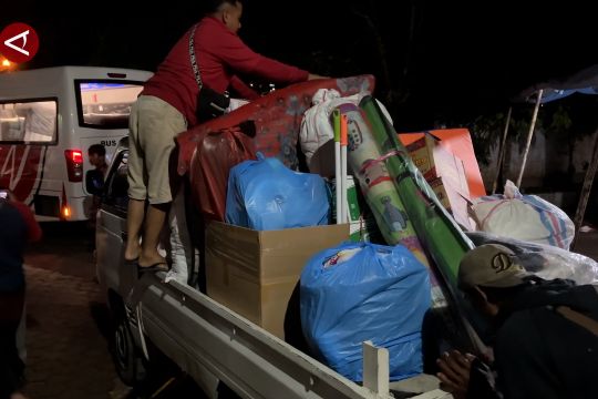 Puluhan penyintas banjir bandang di Padang Panjang mulai dipindahkan