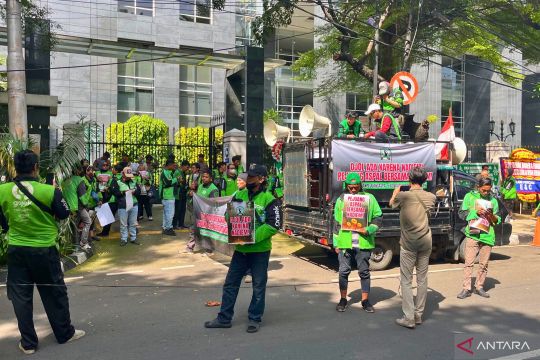 Pengemudi ojol gelar demo saat sidang kasus Nadiem Makarim
