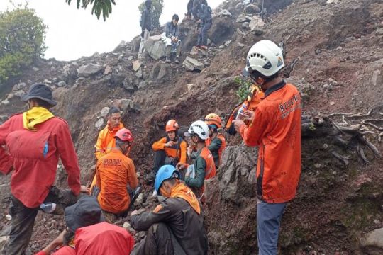 70 anggota Basarnas cari pendaki hilang di Gunung Slamet