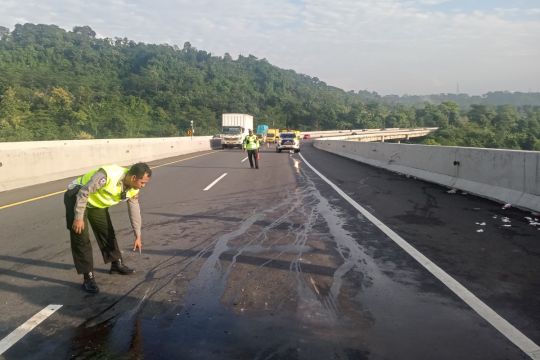 Mobil bawa rombongan guru kecelakaan di Tol Semarang-Solo, satu tewas