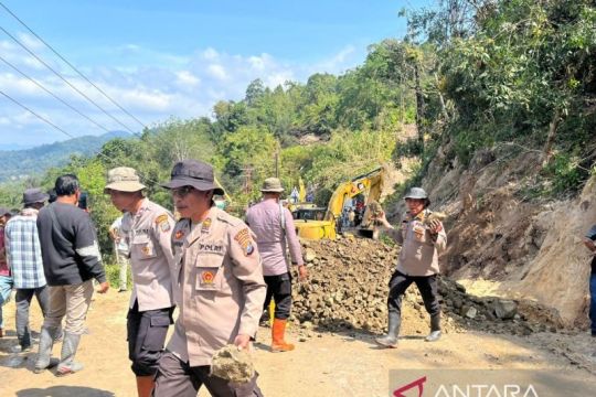 Jalinsum Sipirok-Taput amblas, arus lalu lintas lumpuh total