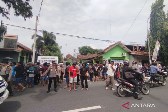 Polisi terjunkan puluhan personel amankan aksi unjuk rasa pedagang Pasar Bitingan