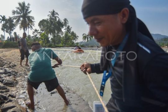 Penyeberangan perahu karet untuk pekerja di Padang Pariaman