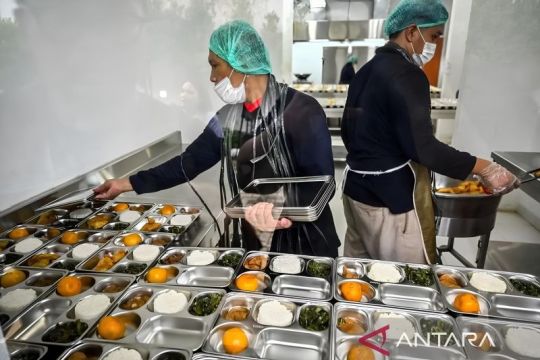 Puluhan siswa SMKN 11 Semarang alami mual dan muntah setelah santap MBG