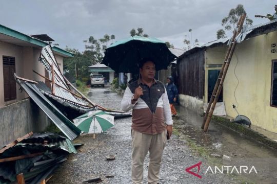 Hujan lebat dan angin kencang akibatkan 117 rumah banjir, longsor hingga atap rusak di Taput