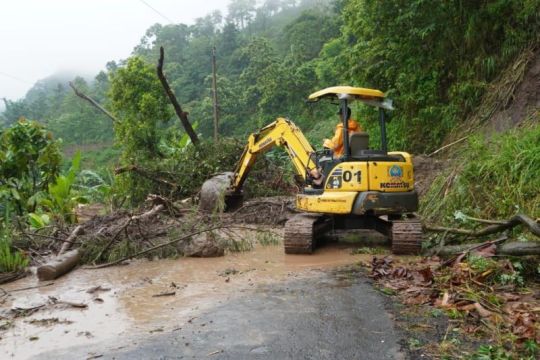 Warga Desa Tempur Jepara masih terisolasi akibat longsor