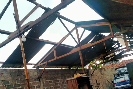 Puluhan rumah di Tulungagung rusak diterjang angin puting beliung