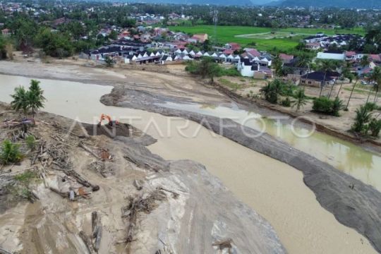 Percepatan normalisasi sungai pascabencana di Padang