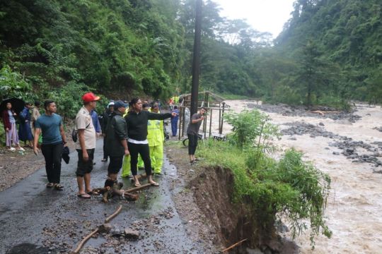 Akses ke Desa Tempur Jepara sudah terbuka dan pasokan listrik kembali menyala