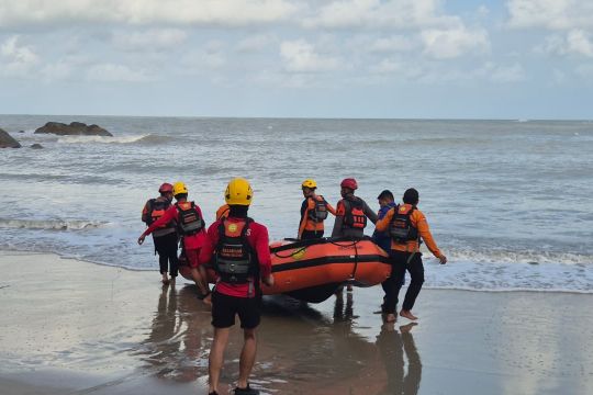 Tim SAR cari pengunjung Pantai Teluk Uber terseret ombak