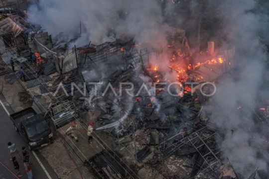 FOTO - Kebakaran belasan unit kios di Kendari
