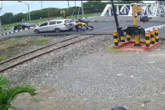 Kabid Humas Polda Jateng turun tangan membantu mobil mogok di perlintasan KA