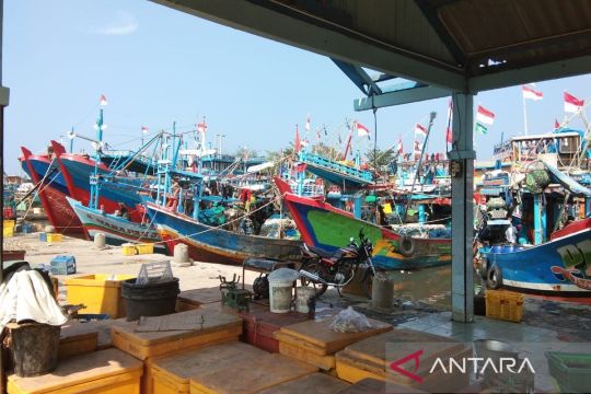 HNSI Batang mengimbau nelayan berhenti melaut karena gelombang tinggi