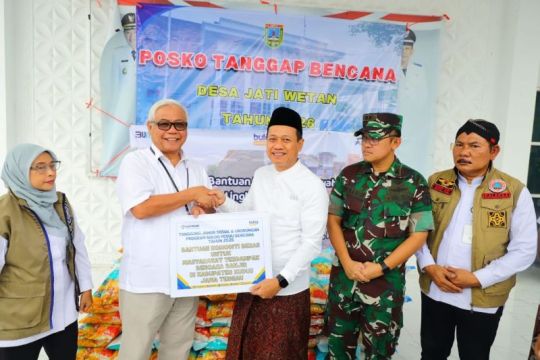Perum Bulog menyalurkan 1 ton beras untuk pengungsi bencana banjir di Kudus