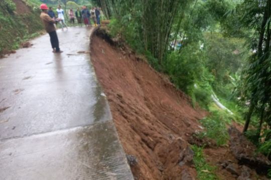 BPBD menangani longsor dan banjir akibat hujan di Banjarnegara