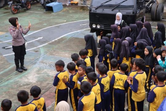 Siswa SDN 1 Siwuran mengunjungi Polres Wonosobo