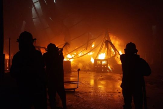 Sebanyak 12 armada padamkan kebakaran pabrik bahan baku tas dan sepatu di Jepara