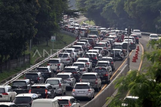 Kepadatan kendaraan jalur wisata Puncak Bogor pada libur Isra Miraj