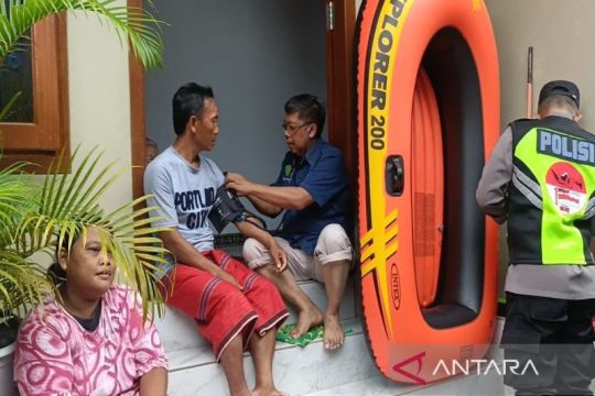 Polres Batang melakukan pemeriksaan kesehatan warga terdampak banjir