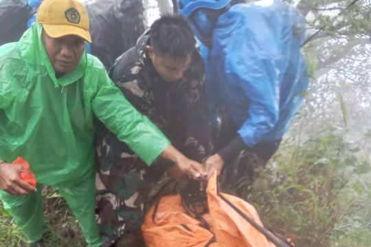 Tim gabungan berhasil evakuasi 2 korban kecelakaan pesawat ATR 42-500