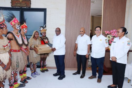 Pemprov Papua Tengah serahkan bantuan 200 laptop bagi pelajar