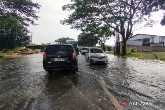 Pengendara diminta berhati-hati di Jalan Pantura Pati masih ada genangan banjir