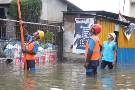 Pekalongan terdampak banjir, PLN gerak cepat amankan listrik dan salurkan bantuan bagi pengungsi
