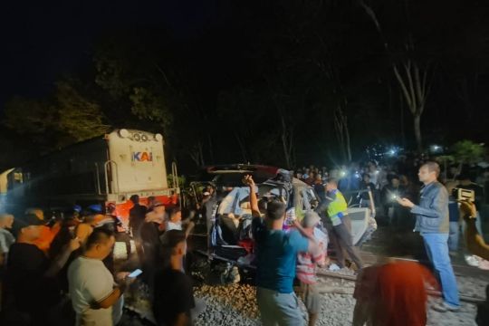 Avanza ringsek ditabrak kereta api, 7 tewas